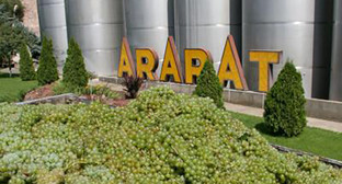 Виноград на территории Араратского винного комбината. http://golosarmenii.am/article/32257/ekz-nachal-zakup-vinograda# Виноград на территории Араратского винного комбината. http://golosarmenii.am/article/32257/ekz-nachal-zakup-vinograda#