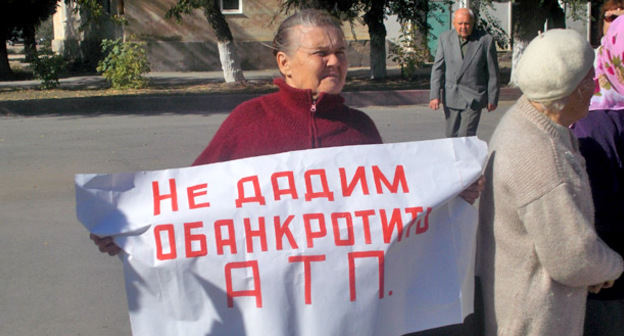 Участница митинга в поддержку голодающих сотрудников Ахтубинского АТП. Ахтубинск, 3 октября 2015 г. Фото Елены Гребенюк для "Кавказского узла"