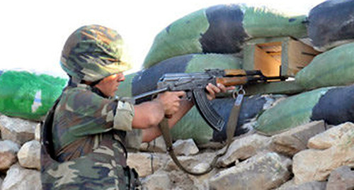 Солдат на передовой. Фото: http://news.day.az/politics/704274.html