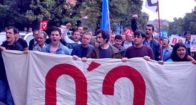 Демонстрация фронта "Нет!" у здания Национального собрания. Ереван, 5 октября 2015 г. Фото http://www.7or.am/ru/news/view/94312/