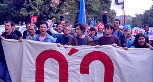 Демонстрация фронта "Нет!" у здания Национального собрания. Ереван, 5 октября 2015 г. Фото http://www.7or.am/ru/news/view/94312/