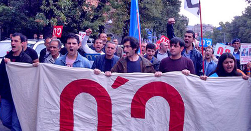 Демонстрация фронта "Нет!" у здания Национального собрания. Ереван, 5 октября 2015 г. Фото http://www.7or.am/ru/news/view/94312/