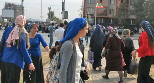 Группа молодежи на улице Тухачевского, ведущей к стадиону "Ахмат". Грозный, 7 октября 2015 г. Фото корреспондента "Кавказского узла"