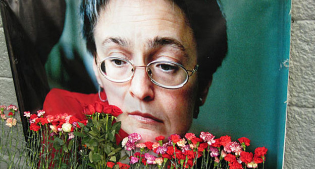 Цветы возле портрета Анны Политковской. Фото корреспондента "Кавказского узла"