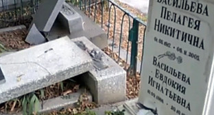 Могилы, пострадавшие от рук вандалов в Махачкале. Фото: РГВК Дагестан, http://www.rgvktv.ru/ Могилы, пострадавшие от рук вандалов в Махачкале. Фото: РГВК Дагестан, http://www.rgvktv.ru/