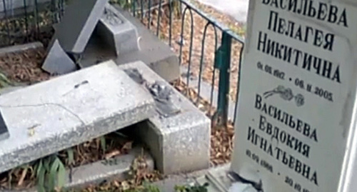 Могилы, пострадавшие от рук вандалов в Махачкале. Фото: РГВК Дагестан, http://www.rgvktv.ru/