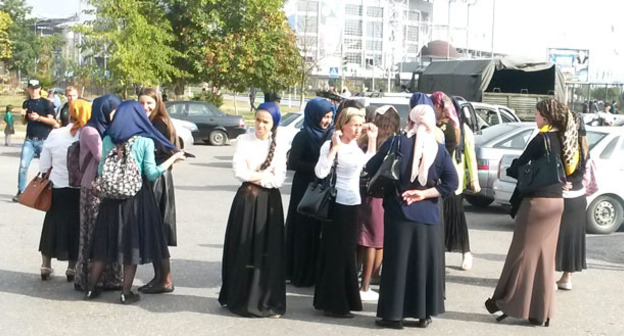 Сбор участников мероприятий у территории стадиона "Ахмат", 7 октября 2015 года. Фото корреспондента "Кавказского узла"