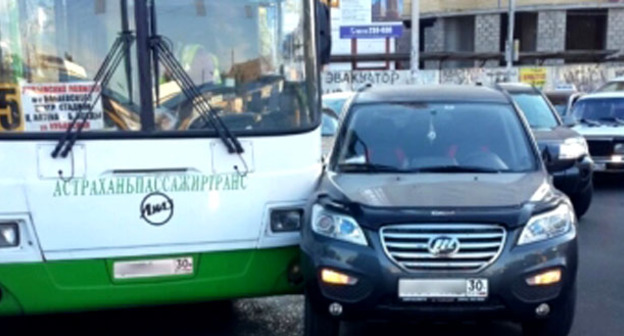 На месте ДТП в Астрахани. 9 октября 2015 г. Фото пресс-службы УМВД России по Астраханской области