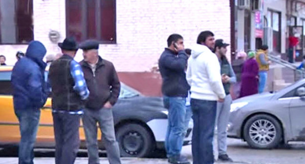 Жители Старопромысловского района во время спецоперации в Грозном. 8 октября 2015 г. Фото: оперативная съемка МВД ЧР http://www.youtube.com/watch?v=Giaed4U6-CU