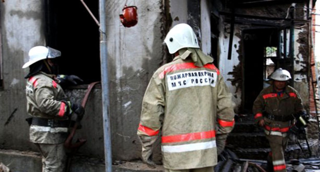 Сотрудники МЧС на месте пожара в станице Холмской Абинского района. Краснодарский край, 9 октября 2015 г. Фото: пресс-служба МЧС России