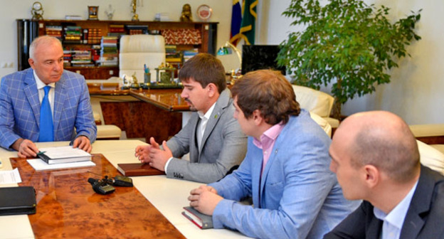 Аслан Тхакушинов (слева) на встрече с представителями инициативной группы адыгов из Ростовской области. 8 октября 2015 г. Фото http://www.adygheya.ru/press/news/show/?newsid=9557