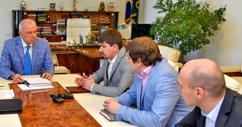 Аслан Тхакушинов (слева) на встрече с представителями инициативной группы адыгов из Ростовской области. 8 октября 2015 г. Фото http://www.adygheya.ru/press/news/show/?newsid=9557