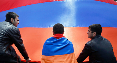 Молодые люди держат полотно с цветами армянского флага. Фото: http://www.szona.org/ne-provedete-i-obshhestvennyj-front-spaseniya-gotovy-vystupit-edinym-frontom/