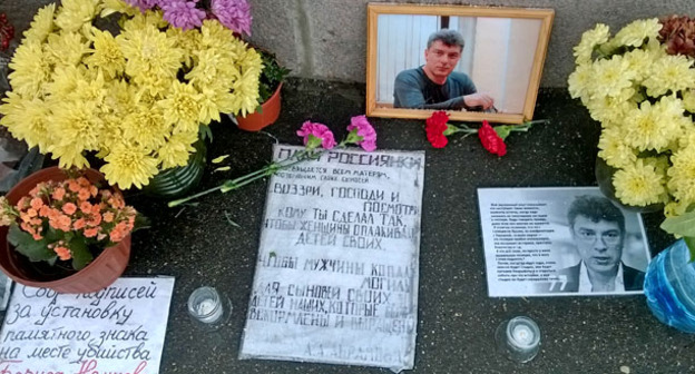 Цветы и портрет Бориса Немцова на месте убийства. Москва, 9 октября 2015 г. Фото Вячеслава Ферапошкина для "Кавказского узла"