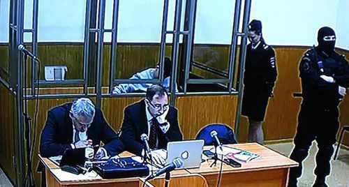 Надежда Савченко с адвокатами в здании Донецкого городского суда, кадр с монитора видеотрансляции. Фото Константина Волгина для "Кавказского узла"