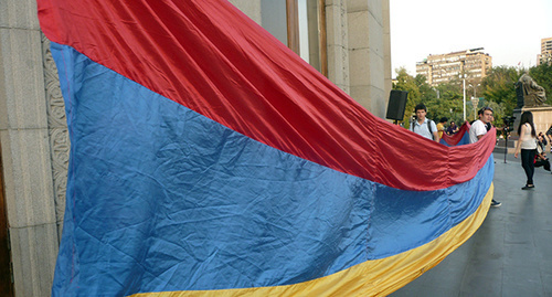 Флаг Армении на акции протеста в Ереване. сентябрь 2015. Фото Армине Мартиросян