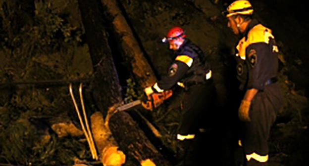 Ликвидация завалов на железнодорожном полотне. Фото: http://23.mchs.gov.ru/operationalpage/operational/item/3169554/