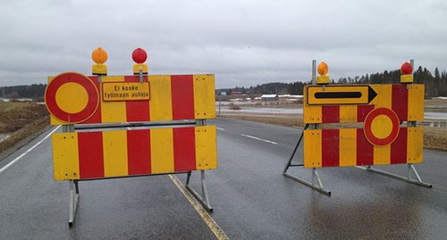 Дорожные знаки при въезде на мост. Фото: http://kbrria.ru/sites/default/files/field/image/road-281058_640_1.jpg