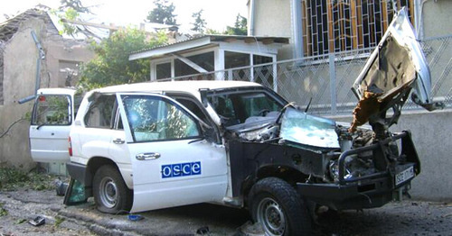 Повреждённый автомобиль у здания миссии ОБСЕ в Цхинвале. Южная Осетия, август 2008 г. Фото: Yana Amelina (Амелина Я. А.) https://ru.wikipedia.org/