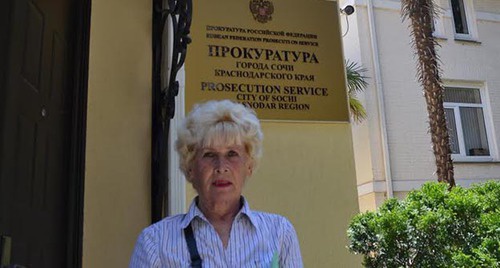 Савельева у входа в прокуратуру. Фото Светланы Кравченко