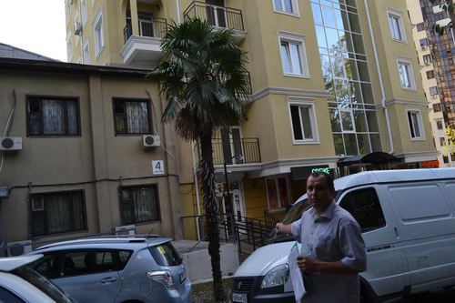 Андрей Пузанов на придомовой территории своего дома застроенного вторым высотным зданием. Фото Светланы Кравченко