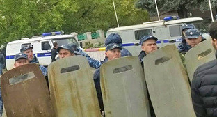Сотрудники полиции оцепили центральную площадь Буйнакска. 16 октября 2015 г. Фото предоставил Шамиль Магомедов Сотрудники полиции оцепили центральную площадь Буйнакска. 16 октября 2015 г. Фото предоставил Шамиль Магомедов