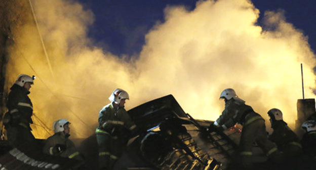 Сотрудники МЧС тушат пожар. Фото: Геннадий Аносов / Югополис