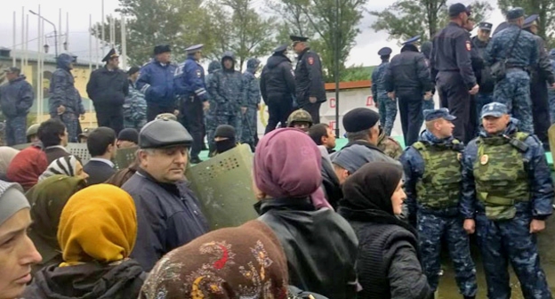 Жители Буйнакска в окружении сотрудников правоохранительных органов. Буйнакск, 16 октября 2015 года. Фото Шамиля Магомедова для "Кавказского узла"