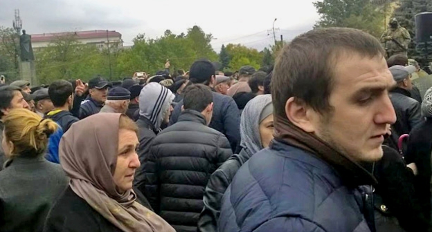 Жители Буйнакска на оцепленной силовиками площади. Буйнакск, 16 октября 2015 года. Фото Шамиля Магомедова для "Кавказского узла"