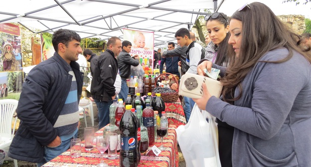 Посетители фестиваля могли приобрести понравившееся им вино у производителей из четырех регионов Нагорного Карабаха. Село Тог, 17 октября 2015 г. Фото Алвард Григорян для «Кавказского узла».