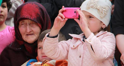 Девочка с фотоаппаратом. Фото Хеды Омархаджиевой. http://genderpage.ru/?p=1818