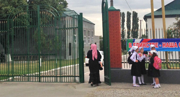Возле входа на территорию школы в Курчалоевском районе Чечни. Фото Магомеда Магомедова для "Кавказского узла"
