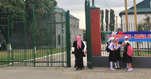 Возле входа на территорию школы в Курчалоевском районе Чечни. Фото Магомеда Магомедова для "Кавказского узла"