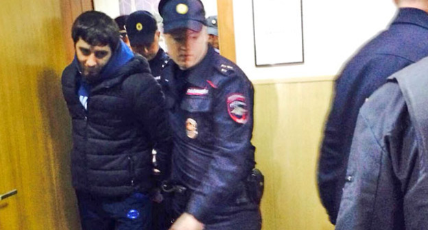 Заура Дадаева выводят из зала суда. Москва, 23 апреля 2015 г. Фото Юлии Буславской для "Кавказского узла"