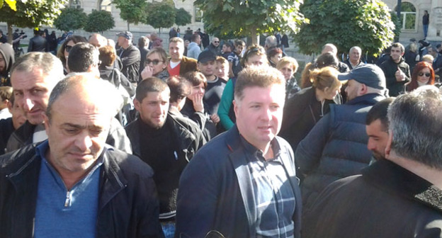 Участники акции протеста возле здания Тбилисского городского суда. 19 октября 2015 г. Фото Беслана Кмузова для "Кавказского узла"