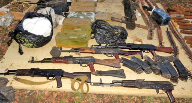 Тайник с оружием, обнаруженный в селе Сурхахи Назрановского района Ингушетии. 16 октября 2015 г. Фото http://nac.gov.ru/