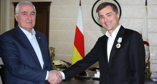 Помощник президента России Владислав Сурков (справа) и глава Южной Осетии Леонид Тибилов. 19 октября 2015 г. Фото http://presidentruo.org/wp-content/plugins/dynpicwatermark/DynPicWaterMark_ImageViewer.php?path=2015/10/IMG_7762.jpg Помощник президента России Владислав Сурков (справа) и глава Южной Осетии Леонид Тибилов. 19 октября 2015 г. Фото http://presidentruo.org/wp-content/plugins/dynpicwatermark/DynPicWaterMark_ImageViewer.php?path=2015/10/IMG_7762.jpg
