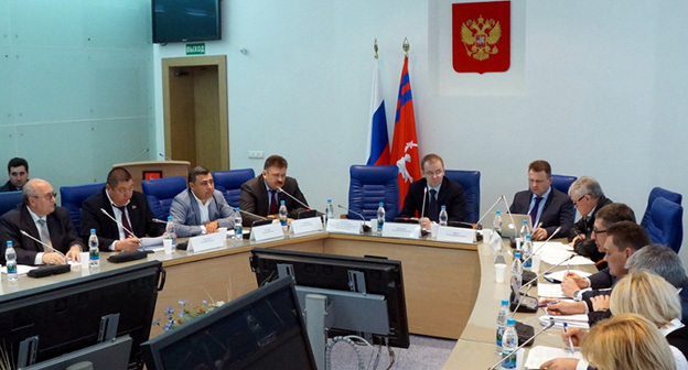 Представители думы, администрации области, контрольно-счетной палаты и общественной палаты Волгоградской области работают над программным документом. Фото: 
http://fedpress.ru/news/polit_vlast/news_polit/1445403753-volgogradskaya-oblast-obzavedetsya-sotsialnym-kodeksom