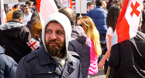 Участник акции ЕНД в Тбилиси возле здания Госканцелярии. 21 марта, Тбилиси. Фото Беслана Кмузова для "Кавказского узла"