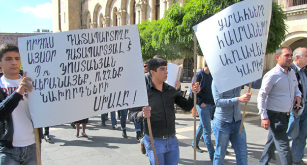 Родственники пожизненно осужденных требуют пересмотра дел их родных. Надпись на плакатах (слева на право): "Осудивший моего сына сегодня сам осужденный". "Г-н Костанян (генпрокурор), исправьте ошибку предыдущих". Ереван, 15 октября 2015 г. Фото Тиграна Петросяна для "Кавказского узла"