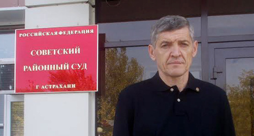 Игорь Стенин у здания суда в Астрахани. Фото Елены Гребенюк для "Кавказского узла"