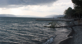 Восточное побережье Севана. Фото: Камалян001, https://ru.wikipedia.org/wiki/Севан#/media/File:Eastern_shore_of_Lake_Sevan_01.JPG Восточное побережье Севана. Фото: Камалян001, https://ru.wikipedia.org/wiki/Севан#/media/File:Eastern_shore_of_Lake_Sevan_01.JPG