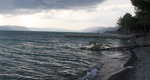 Восточное побережье Севана. Фото: Камалян001, https://ru.wikipedia.org/wiki/Севан#/media/File:Eastern_shore_of_Lake_Sevan_01.JPG
