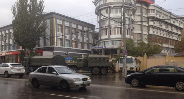 Силовики окружили офис Пенсионного фонда Дагестана, 22.10.2015. Фото Тимура Исаева для "Кавказского узла"