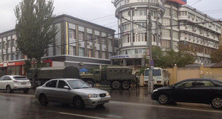 Силовики окружили офис Пенсионного фонда Дагестана, 22.10.2015. Фото Тимура Исаева для "Кавказского узла" Силовики окружили офис Пенсионного фонда Дагестана, 22.10.2015. Фото Тимура Исаева для "Кавказского узла"