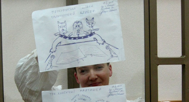 Надежда Савченко в зале Донецкого городского суда с собственными рисунками, 19 октября 2015 г. Фото Константина Волгина для "Кавказского узла"