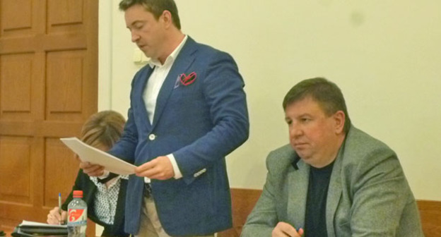 Александр Бурнаев (cлева) и подсудимый Олег Вронский. Сочи, 22 октября 2015 г. Фото Светланы Кравченко для "Кавказского узла"