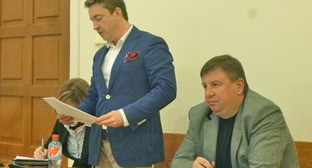 Александр Бурнаев (cлева) и подсудимый Олег Вронский. Сочи, 22 октября 2015 г. Фото Светланы Кравченко для "Кавказского узла" Александр Бурнаев (cлева) и подсудимый Олег Вронский. Сочи, 22 октября 2015 г. Фото Светланы Кравченко для "Кавказского узла"