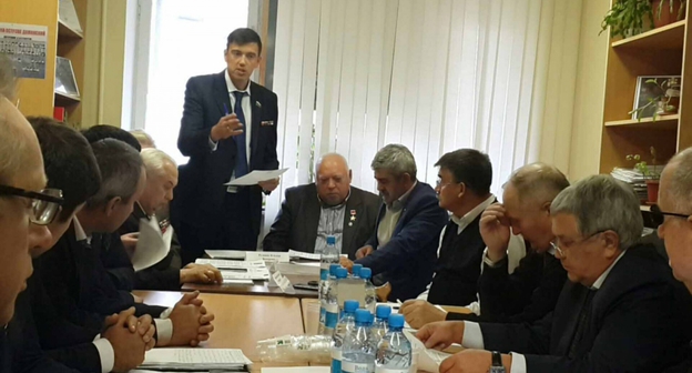 Заседание президиума "Партии ветеранов России" 20 октября 2015 года в Москве по поводу разгона митинга в Буйнакске. Фото: http://veteransrussian.ru/msk/novosti-partii/prezidium-partii-veteranov-rossii-obsudil-situacziyu-v-bujnakske-i-schitaet-chto-glava-dagestana-dezinformirovan-svoimi-podchinyonnyimi.html