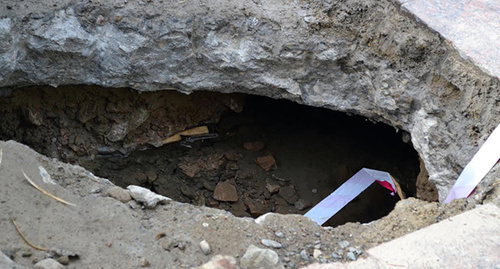 яма с водой, которая образоваласьпо неизвестным причинам. Фото Светланы Кравченко для "Кавказского узла"